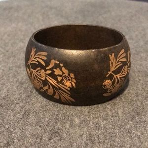 Bohemian wooden bracelet with floral design